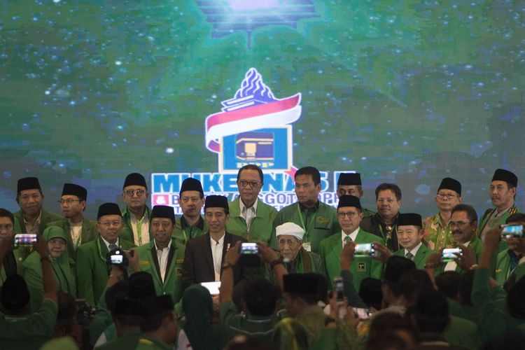 Presiden Joko Widodo (keempat kiri) bersama Ketua Majelis Syariah PPP Maimun Zubair (keempat kanan), Ketua Majelis Pakar PPP Lukman Hakim Saifuddin (ketiga kanan), dan Ketum PPP Romahurmuziy (ketiga kiri) berfoto bersama para pengurus PPP dalam penutupan Musyawarah Kerja Nasional (Mukernas) II Bimtek Anggota DPRD Partai Persatuan Pembangunan di kawasan Ancol, Jakarta, Jumat (21/7/2017). Mukernas II PPP memutuskan mencalonkan Presiden Joko Widodo pada Pemilu Presiden 2019.