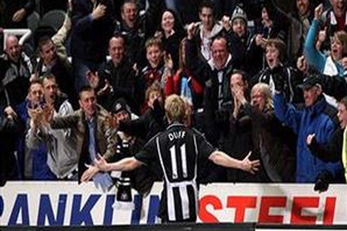 Damien Duff langsung merayakan gol penentu kemenangan Newcastle atas Tottenham Hotspur bersama para suporter.