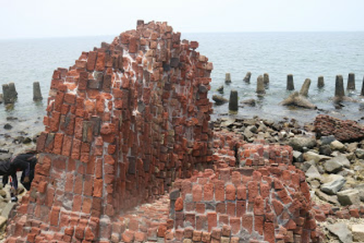 Lapisan pertama dari Benteng Martello yang rusak akibat terjangan tsunami Gunung Krakatau 1883 dan abrasi, Kamis (10/10/2019).