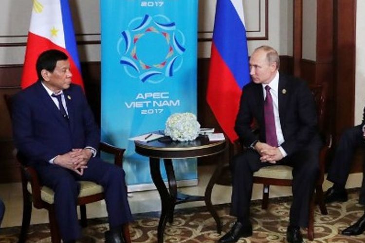 Presiden Filipina Rodrigo Duterte (kiri) saat bertemu dengan Presiden Rusia Vladimir Putin di sela KTT APEC di Vietnam, Jumat (10/11/2017).