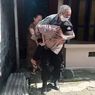 Bikin Haru, Aksi Polisi di Sukoharjo Gendong Lansia untuk Divaksin Covid-19