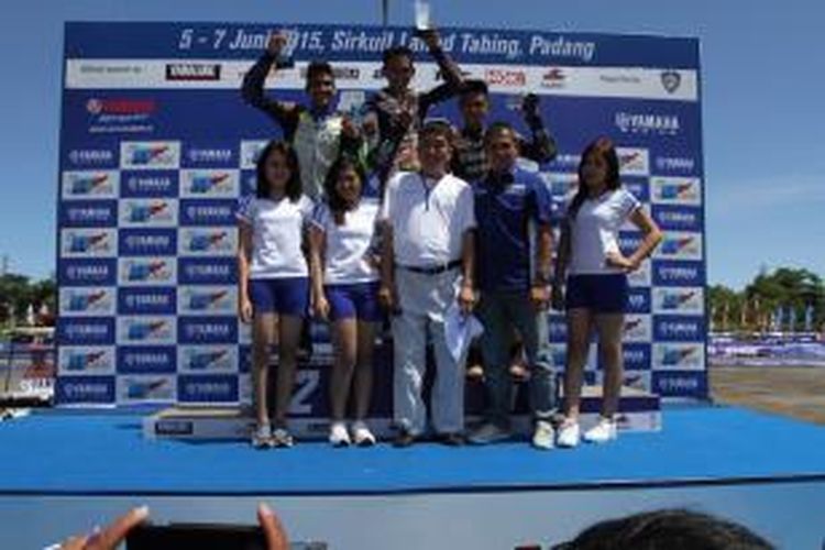 Para Pebalap Kelas YCR 1 berhasil naik podium pada Yamaha Cup Race 2015 Seri Ketiga di Lanud Tabing, Padang, Minggu (7/6/2015)