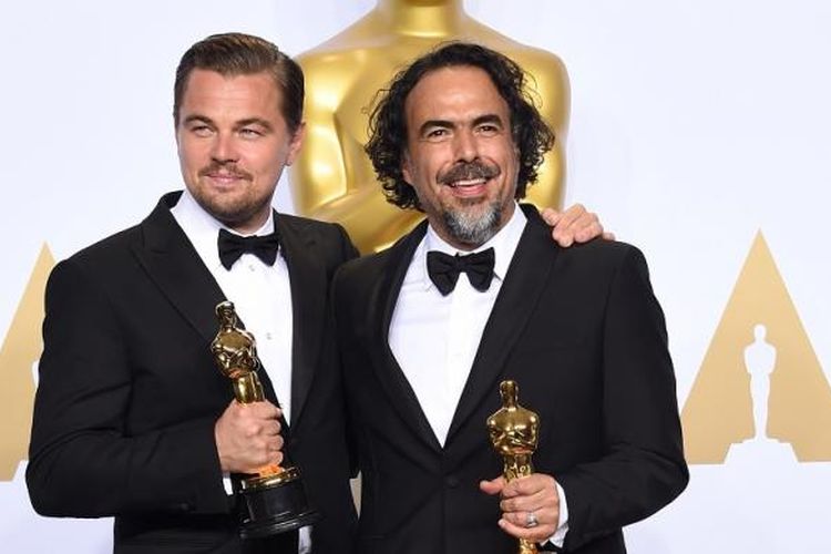 Leonardo DiCaprio (kiri) berfoto dengan Oscar untuk Aktor Terbaik dan sutradara film The Revenant, Alejandro G Inarritu, yang dinobatkan sebagai sutradara terbaik pada Academy Awards ke-88, Minggu (28//22016).