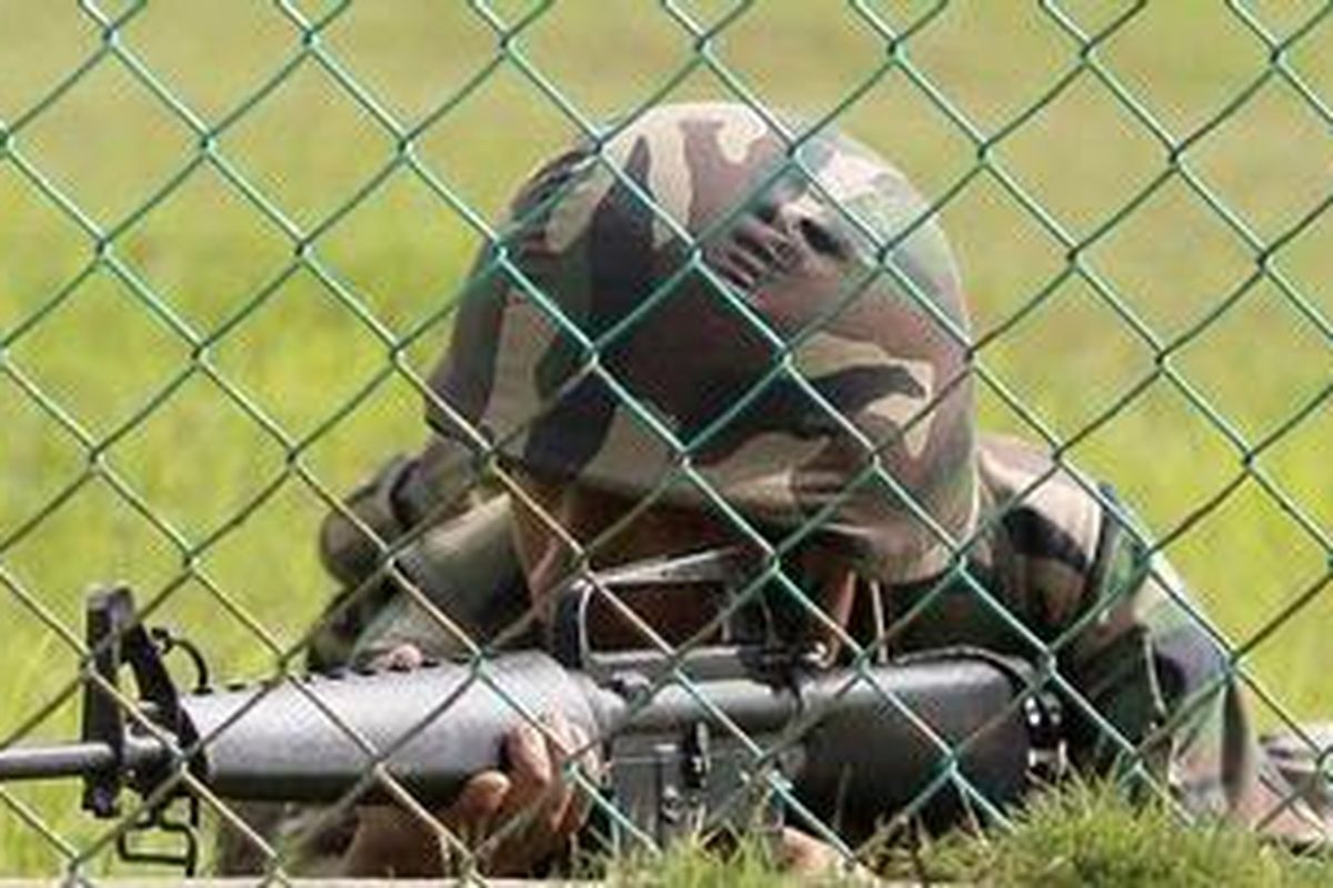 Seorang anggota Angkatan Darat Malaysia bersiaga di Sabah, setelah kontak senjata dengan Tentara Kesultanan Sulu.