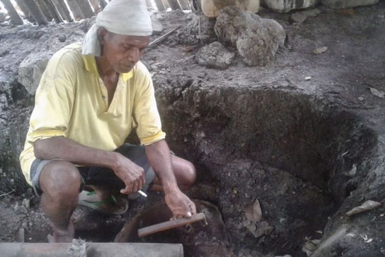 Proses pembuatan moke secara tradisional di Desa Nele Urung, Kecamatan Nele, Kabupaten Sikka, Pulau Flores, Nusa Tenggara Timur (NTT), Kamis (16/5/2019).