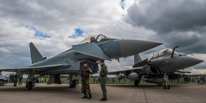 Jet tempur Eurofighter Typhoon (kiri) dan Dassault Rafale saat dipamerkan di ajang ILA Berlin International Aerospace Exhibition di Bandara Schoenefeld, pada 26 April 2018.