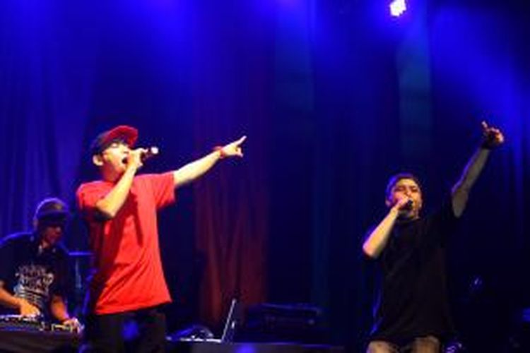 Grup rap Sweet Martabak yang kini terdiri dari Raymond dan John, tampil dalam The 90's Big Reunion Festival 2015 yang diadakan di Istora Senayan, Jakarta, Sabtu (7/11/2015).