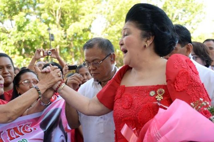 Mantan ibu negara Filipina, Imelda Marcos menyapa pendukungnya saat dia merayakan ulang tahun ke-85 di kediamannya di kota Batac, wilayah utara Filipina, Rabu (2/7/2014).