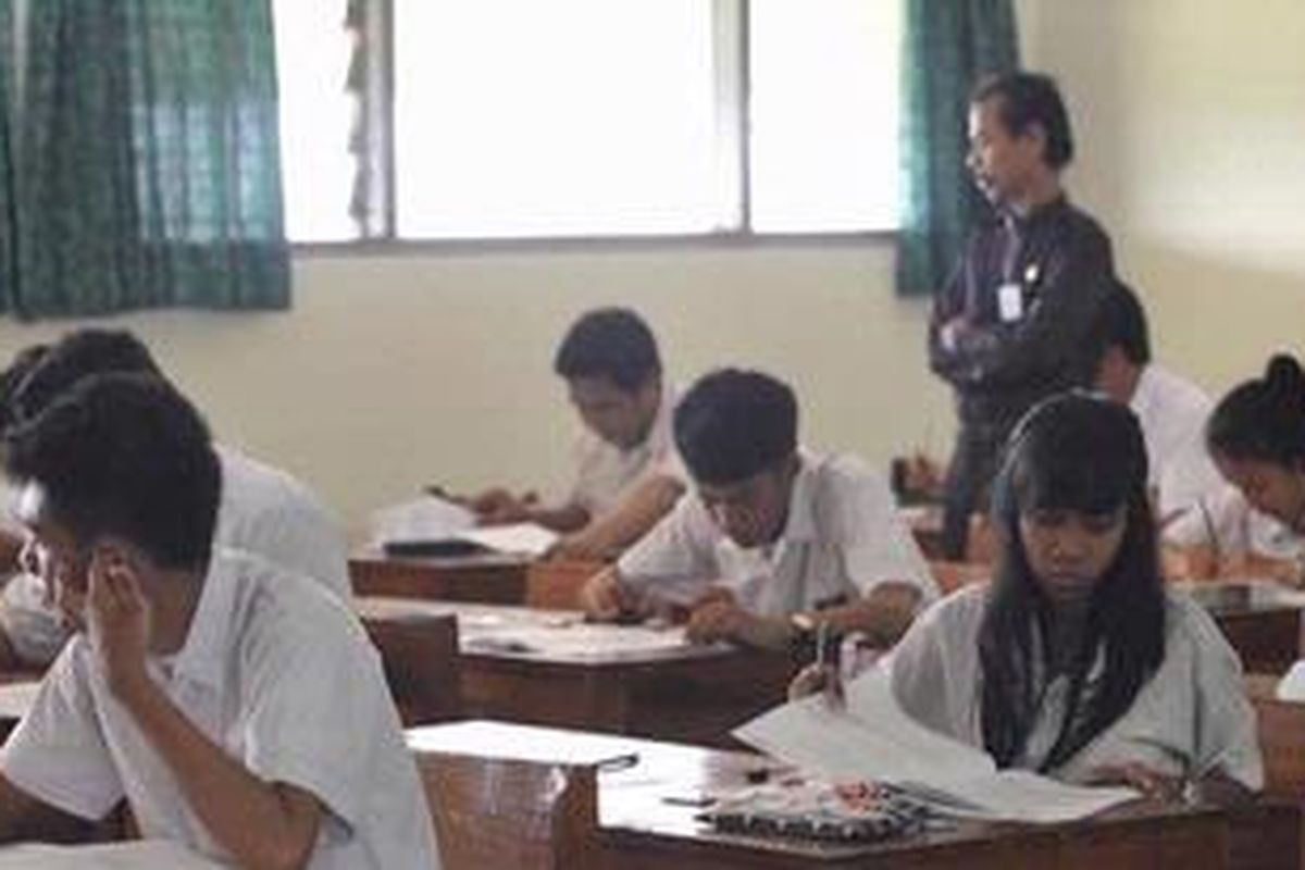 Suasana pelaksanaan ujian nasional hari pertama di SMA Negeri 63 di kawasan Petukangan, Jakarta, Senin (16/4/2012). Di sekolah ini ada 235 siswa yang mengikuti ujian nasional hari pertama dengan mata pelajaran Bahasa Indonesia.  