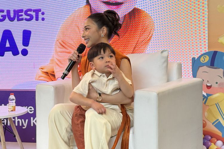 Nikita Willy bersama anaknya, Isa Issa Xander Djokosoetono dalam acara live podcast Expert Boost by Tentang Anak di Pondok Indah, Jakarta Selatan, Sabtu (7/2/2026).

