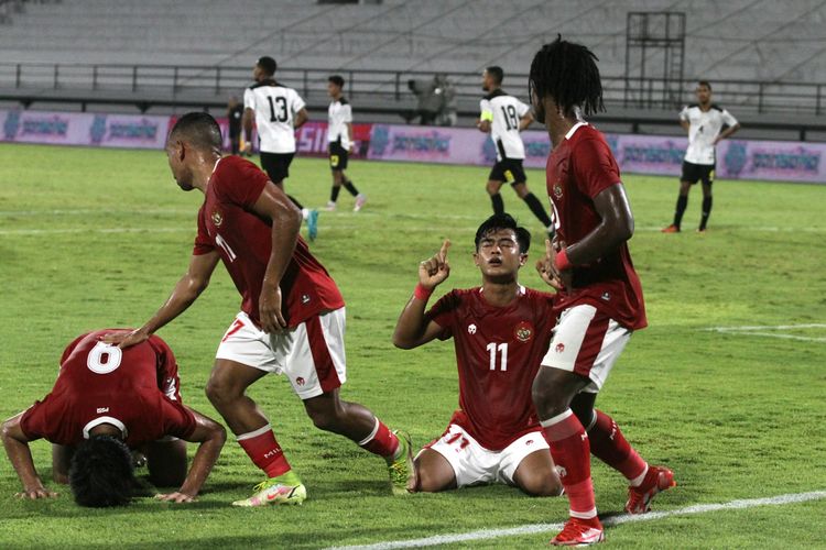 Selebrasi bek timnas Indonesia, Pratama Arhan, seusai mencetak gol ke gawang Timor Leste, dalam laga persahabatan di Stadion Kapten I Wayan Dipta, Gianyara, Bali, Kamis (27/1/2022).