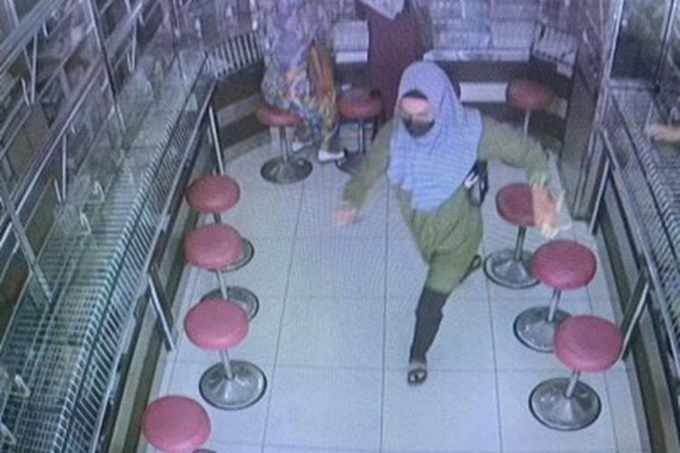 Aksi perempuan mencuri perhiasan senilai 41.085 ringgit Malaysia (sekitar Rp 137 juta) di sebuah toko emas di Kuala Pilah, Negeri Sembilan, Malaysia, tertangkap kamera CCTV pada 3 Januari 2024.