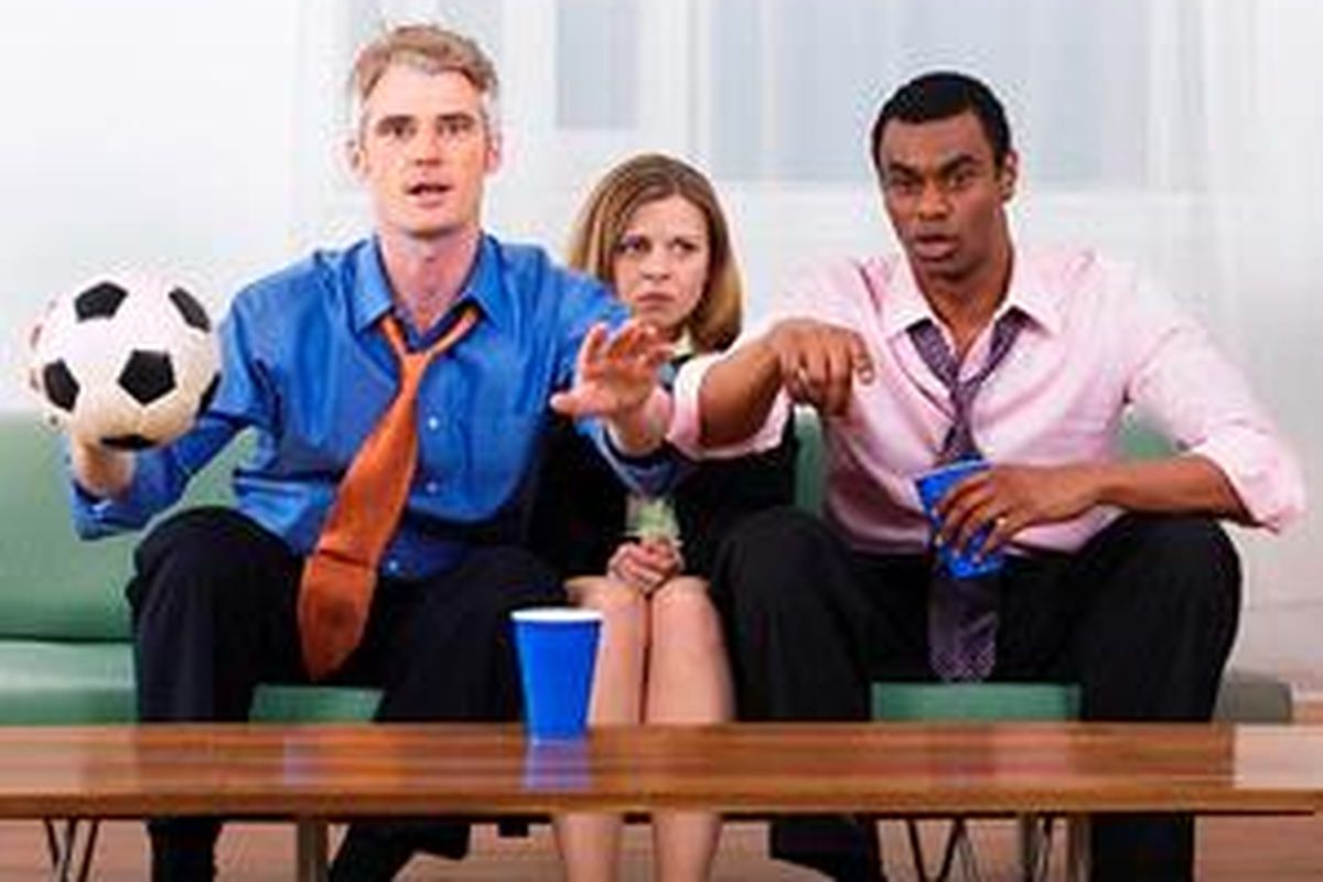 Sesekali tidak ada salahnya bergabung dengan suami untuk menonton bola.