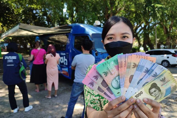 Warga antusias menukarkan uang pecahan baru di layanan penukaran uang secara mobile di Balikpapan, Kalimantan Timur.