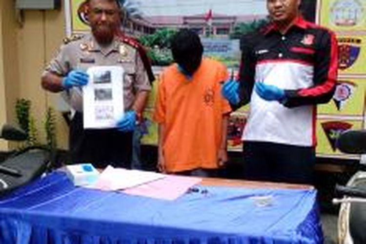 Taufik Hidayat (tengah) ditangkap polisi dan kakinya ditembak saat hendak mencuri motor di parkiran minimarket.