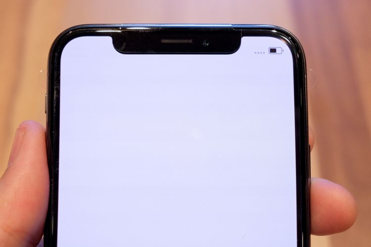 Bagian depan iPhone X tampil nyaris tanpa bezel