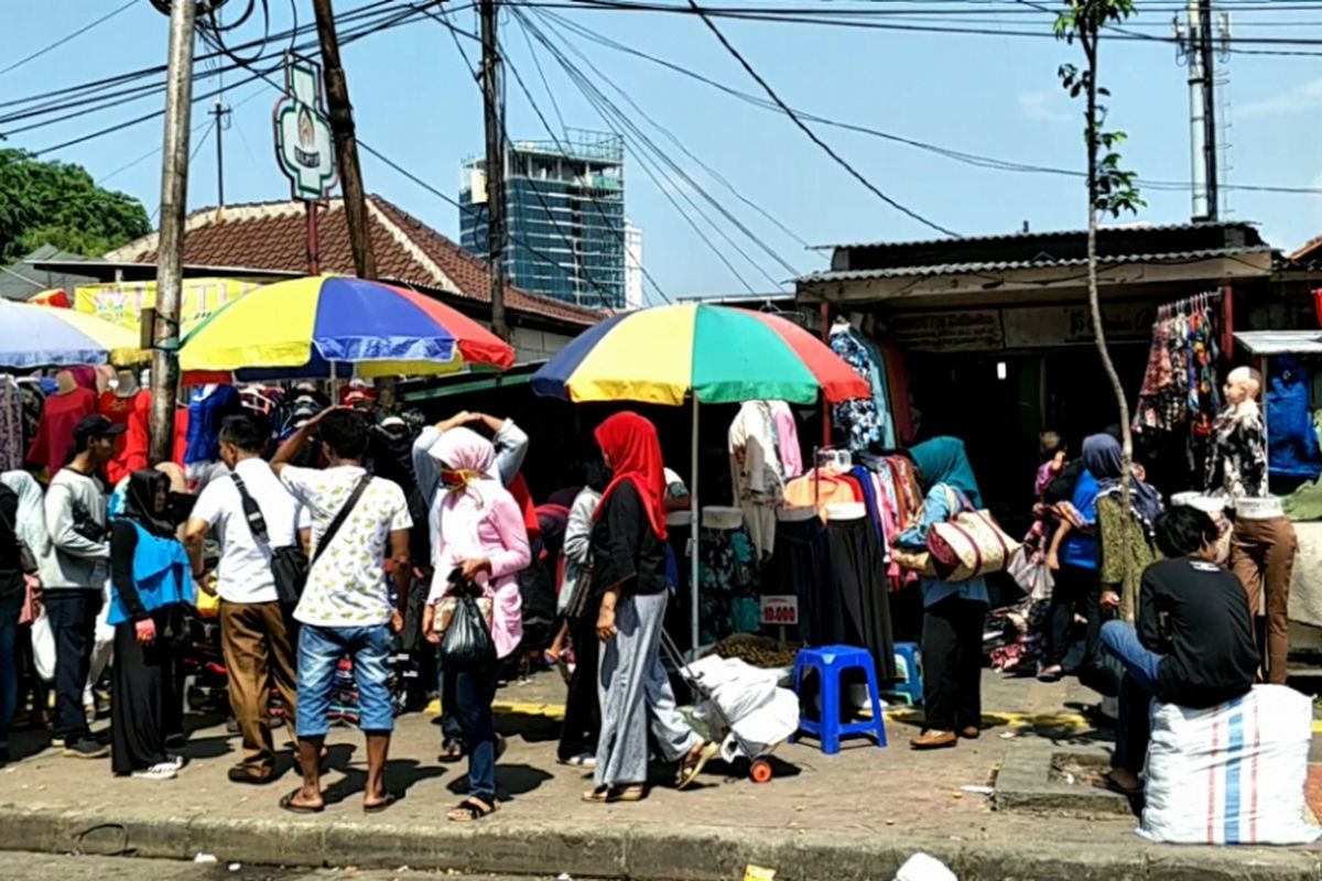Pedagang kaki lima (PKL) mengokupasi jalur pedestrian di Pasar Tanah Abang, Jakarta Pusat, Senin (30/10/2017).
