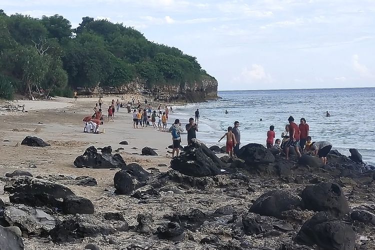 Kolam-kolam seperti sebuah persawahan di Pantai Liang Mbala, Kel. Kota Ndora, Kecamatan Borong, Kab. Manggarai Timur, NTT, Kamis, (5/5/2022). (KOMPAS.com/MARKUS MAKUR)