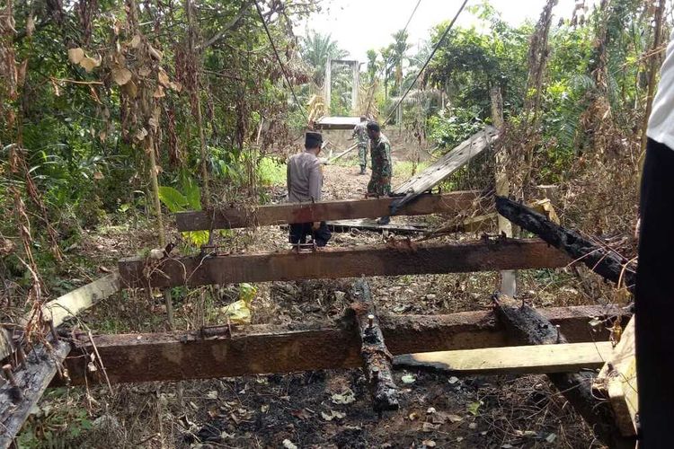 Satu jembatan gantung di Desa Tualang, Kecamatan Meurah Mulia, Kabupaten Aceh Utara dibakar oleh orang yang tidak bertanggungjawab, Minggu (28/3/2021)