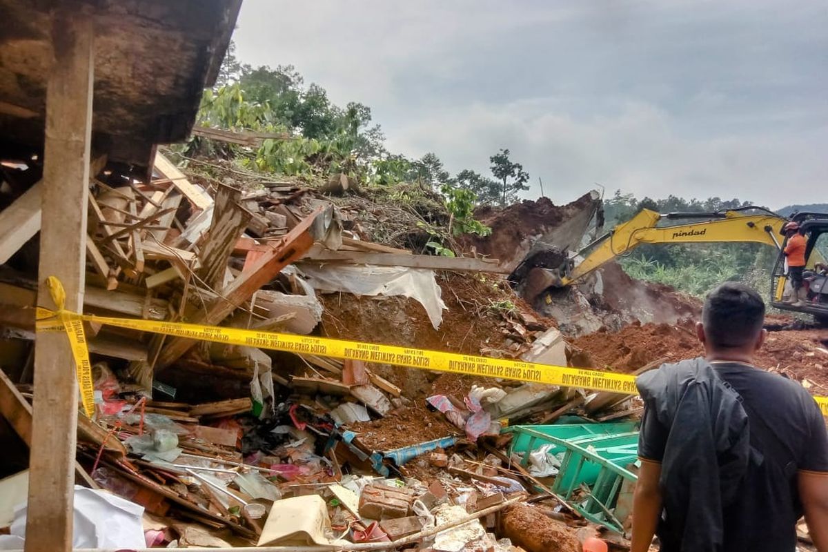 Upaya pencarian korban longsor di Dusun Banturejo, Desa Sambirejo, Kecamatan Wonosalam, Kabupaten Jombang, Jawa Timur, Jumat (24/1/2025).