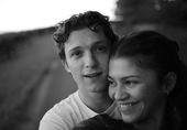 Tom Holland untuk Pertama Kali Terlihat Memakai Cincin Pernikahan