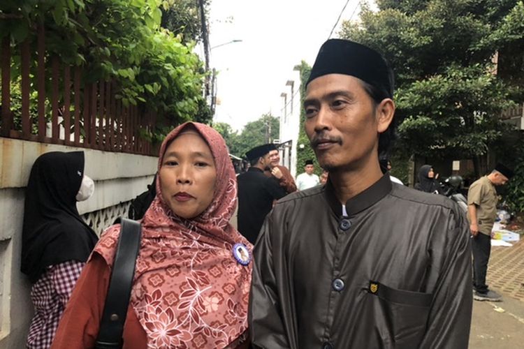 Orang tua Harun Al Rasyid, Didin Wahyudin dan istrinya, Murni selepas mengikuti open house Idul Fitri di kediaman capres nomor urut 1 Anies Baswedan di Lebak Bulus, Jakarta Selatan, Rabu (10/4/2024). 