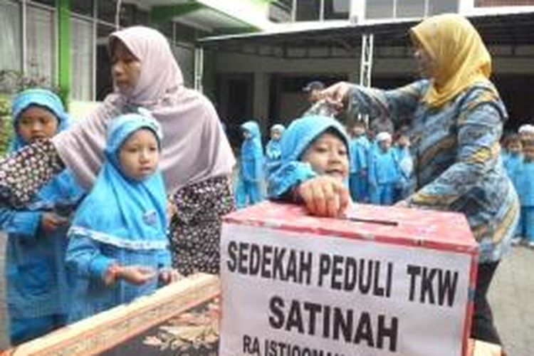 Ratusan siswa Raudlatul Atfal (RA) Istiqomah, Ungaran, Jumat (28/3/2014) menggalang dana 
untuk TKW Satinah