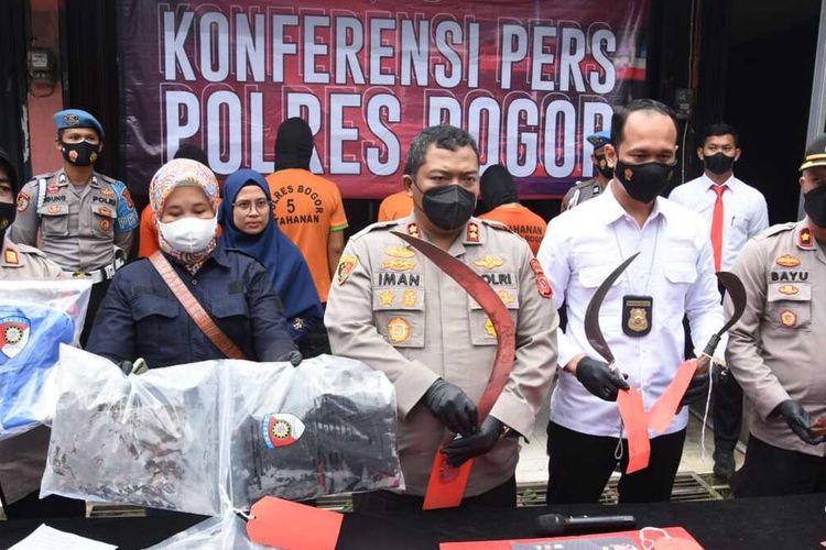 Polisi merilis penangkapan lima anggota gangster yang menewaskan seorang pemuda di warung makan Tenda Cinus, Kecamatan Cibinong, Kabupaten Bogor, Jawa Barat, Rabu (2/2/2022).