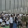 Pakai Jas Hitam, Anies Baswedan Shalat Idul Adha di JIS