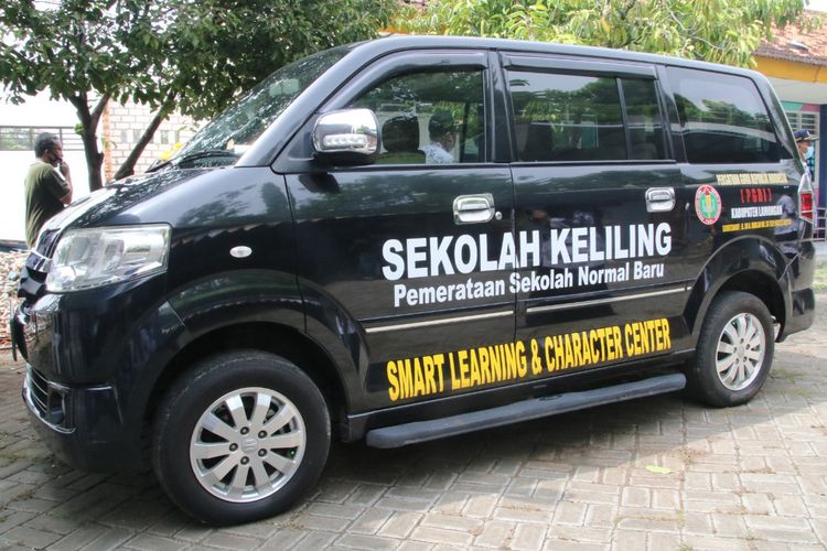 Suzuki APV yang dipersiapkan sebagai mobil sekolah keliling oleh PGRI Lamongan.