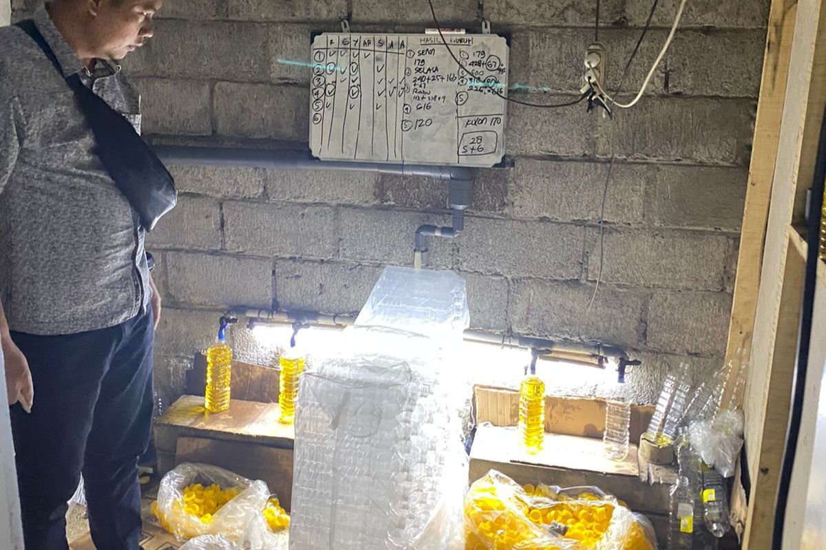 Polisi saat menggerebek pemalsu minyak di kawasan Kecamatan Wajak, Kabupaten Malang, Jumat (7/6/2024).