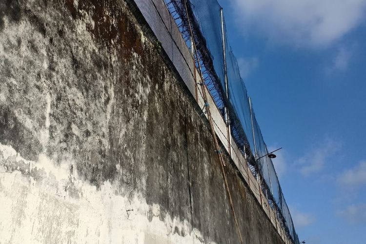 Petugas Lapas Kelas I Malang Lowokwaru mengambil bungkusan berisi narkoba yang tersangkut dijaring pagar tembok luar Lapas pada Rabu (14/6/2023) sekitar pukul 08.15 WIB. 