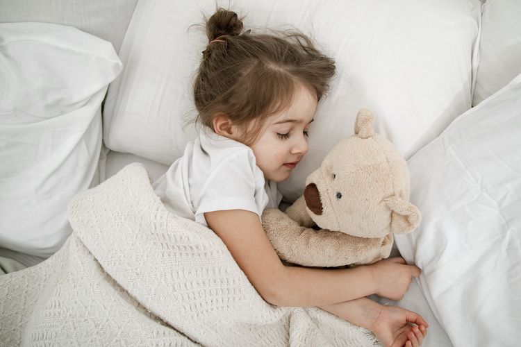 Saat anak kecil tidur siang, atur suhu kamar agar tidak terlalu panas atau terlalu dingin.
