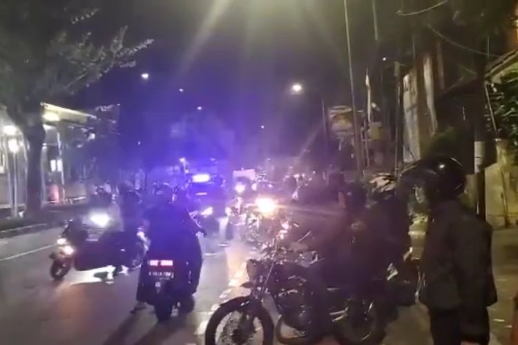 Tanngkapan layar akun instagram @infokomando puluhan anggota paspampres mendatangi Mapolres Jakarta Barat pada Rabu (7/7/2021) malam.