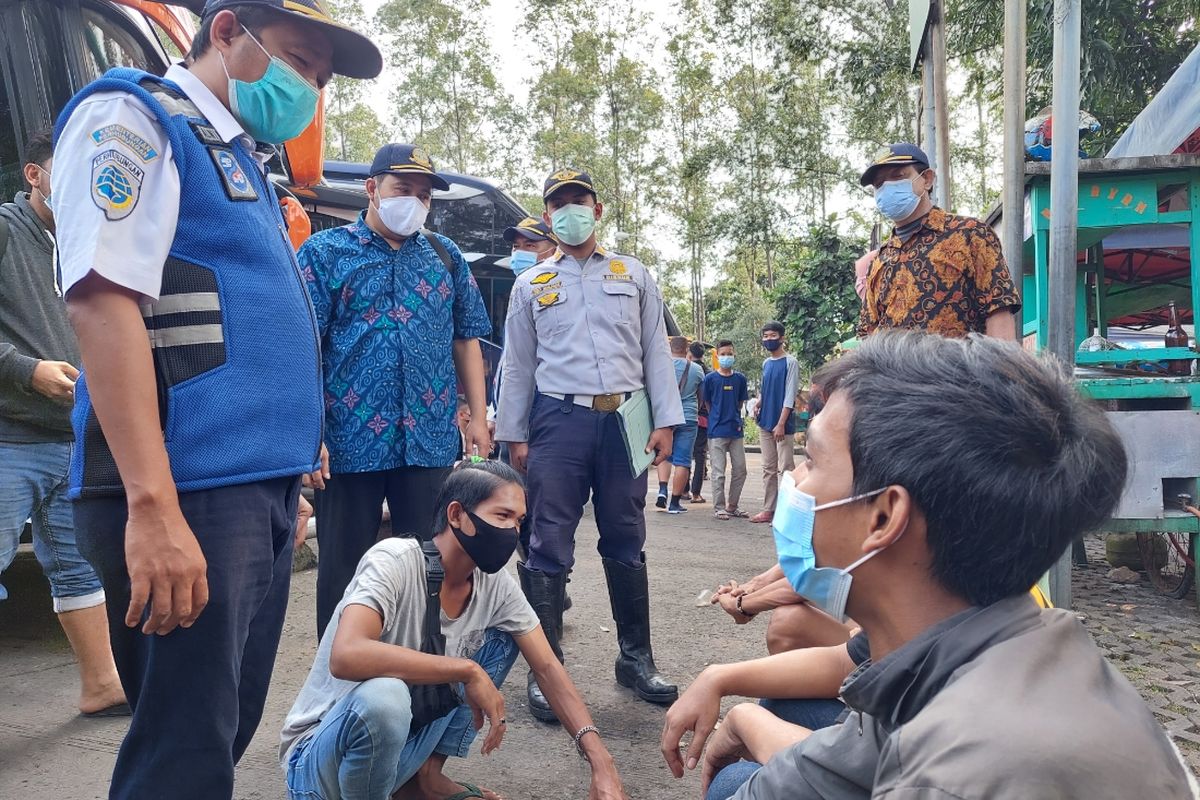 Kepala Terminal Poris Plawad Alwien Athena Alwie bertanya ke salah satu penumpang yang menggunakan layanan bus di Terminal Poris Plawad, Kota Tangerang, Kamis (29/4/2021). Alwien menemukan sejumlah penumpang yang memang pulang kampung sebelum diterapkannya larangan mudik Lebaran 2021 pada 6-17 Mei 2021.