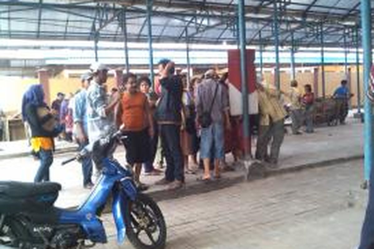 Para pedagang berkumpul di lokasi binaan Blok B Pasar Minggu di Gang Rajawali belakang Terminal Pasar Minggu, Rabu (4/9/2013). Suasana pengundian lapak di Lokbin Blok B Pasar Minggu diwarnai pertanyaan dari para pedagang.