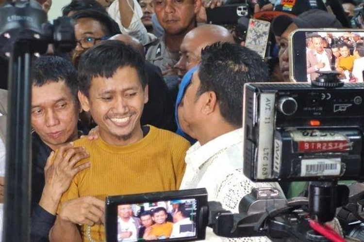 Pegi Setiawan saat akan meninggalkan Mapolda Jawa Barat, Senin (8/7/2024) malam. Pegi dibebaskan setelah menang dalam gugatan praperadilan status tersangka kasus Vina Cirebon. 