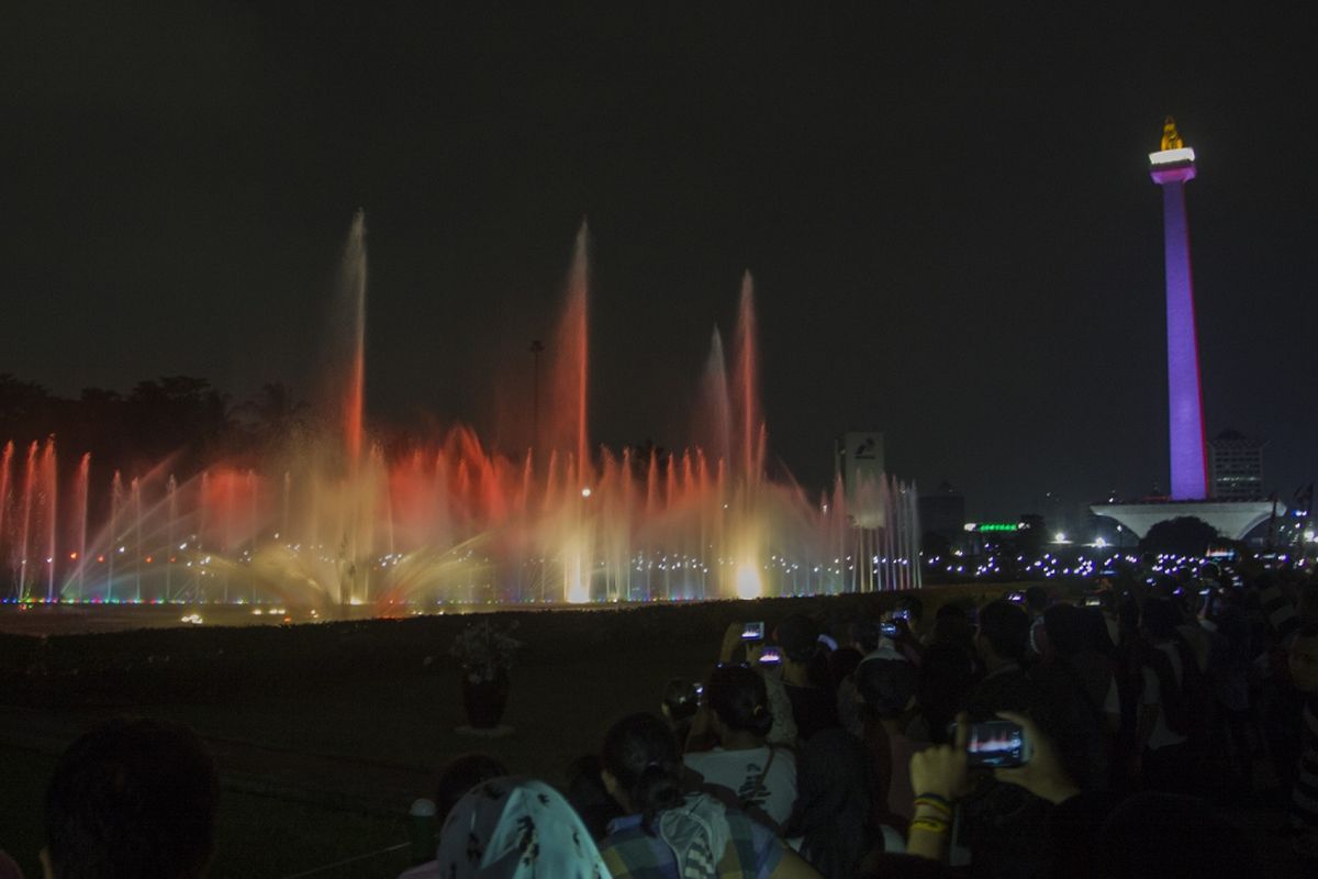 Suasana air mancur menari saat diresmikan dalam kampanye kegiatan Yuk Ke Monas di Monas, Sabtu (12/8/2017). Gubernur DKI Jakarta Djarot Saiful Hidayat meresmikan kampanye kegiatan Yuk Ke Monas, dan meresmikan pembaruan fasilitas yaitu toilet, air mancur menari, dan tempat penyimpanan bendera pusaka. ANTARA FOTO/Galih Pradipta/aww/17.