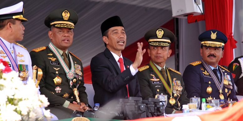 Presiden Joko Widodo (tengah) berbincang dengan Panglima TNI Jenderal TNI Gatot Nurmantyo (kedua kiri) , Kepala Staf TNI AL Laksamana TNI Ade Supandi (kiri), Kepala Staf TNI AD Jenderal TNI Moelyono (kedua kanan) dan Kepala Staf TNI AU Marsekal TNI Hadi Tjahjanto (kanan) pada acara Upacara Parade dan Defile HUT ke-72 TNI Tahun 2017 di Dermaga Indah Kiat, Cilegon, Banten Kamis (5/10/2017). Perayaan HUT ke-72 TNI mengusung tema Bersama Rakyat TNI Kuat.