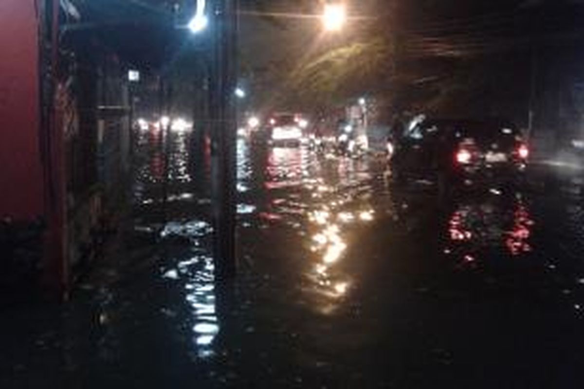 Hujan deras membuat Jalan Kebayoran Lama, Grogol Utara, Jakarta Barat, digenangi air, Sabtu (26/7/2014).