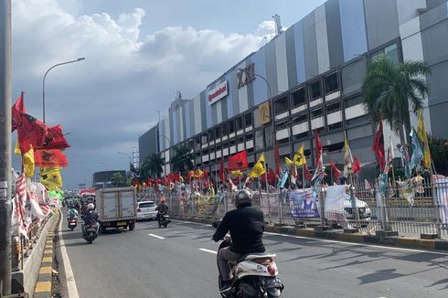 Banyak Bendera Parpol di Flyover Senen Bikin Pengendara Cemas