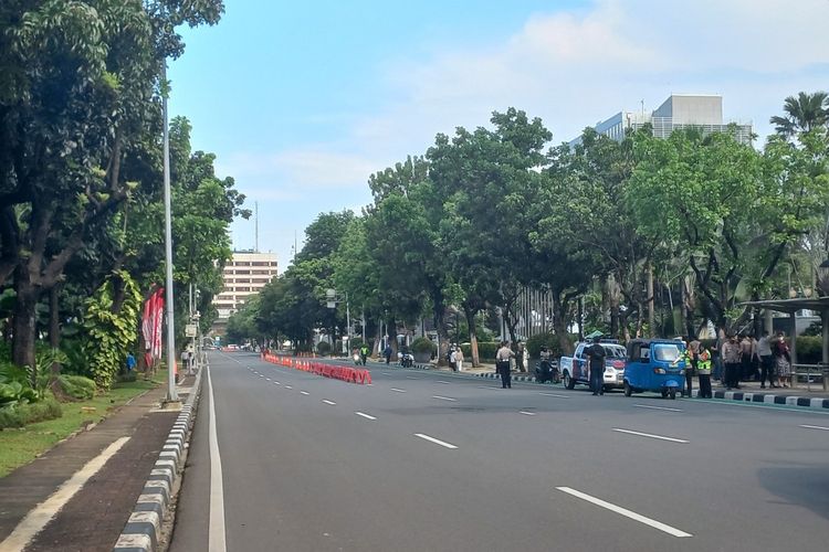 Jalan Medan Merdeka Selatan ditutup Sementara karena terdapat aksi demonstrasi menuntu kenaikan UMK 2022, Rabu (8/12/2021).