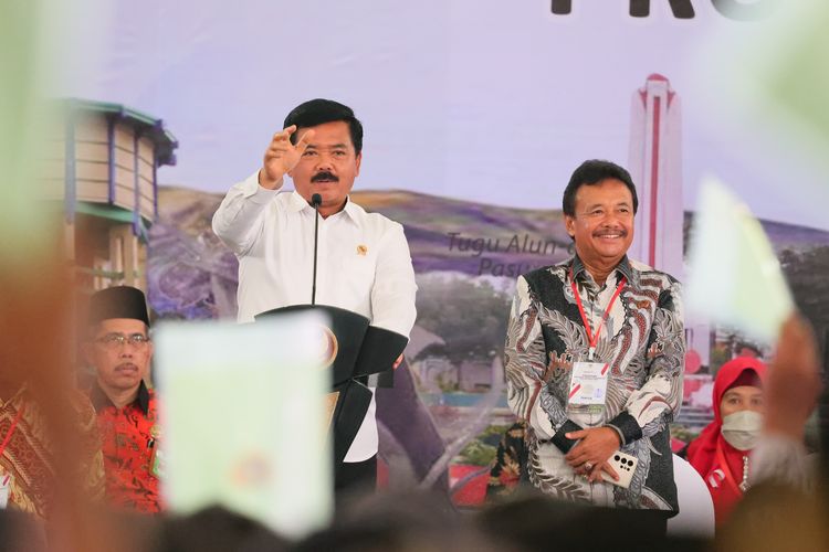 Menteri ATR/Kepala BPN Hadi Tjahjanto saat mendampingi Presiden Joko Widodo (Jokowi) menyerahkan 5.000 sertifikat tanah masyarakat Jatim di Sidoarjo pada Rabu (27/12/2023).