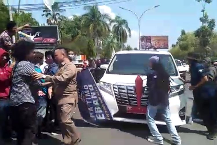 Aksi unjuk rasa yang dilakukan Kesatuan Aksi Mahasiswa Muslim Indonesia kota Palopo, sempat menahan mobil Dinas Wali Kota Palopo untuk meminta dukungan. Petugas keamanan berupaya menenangkan suasana, Senin (23/9/2019).