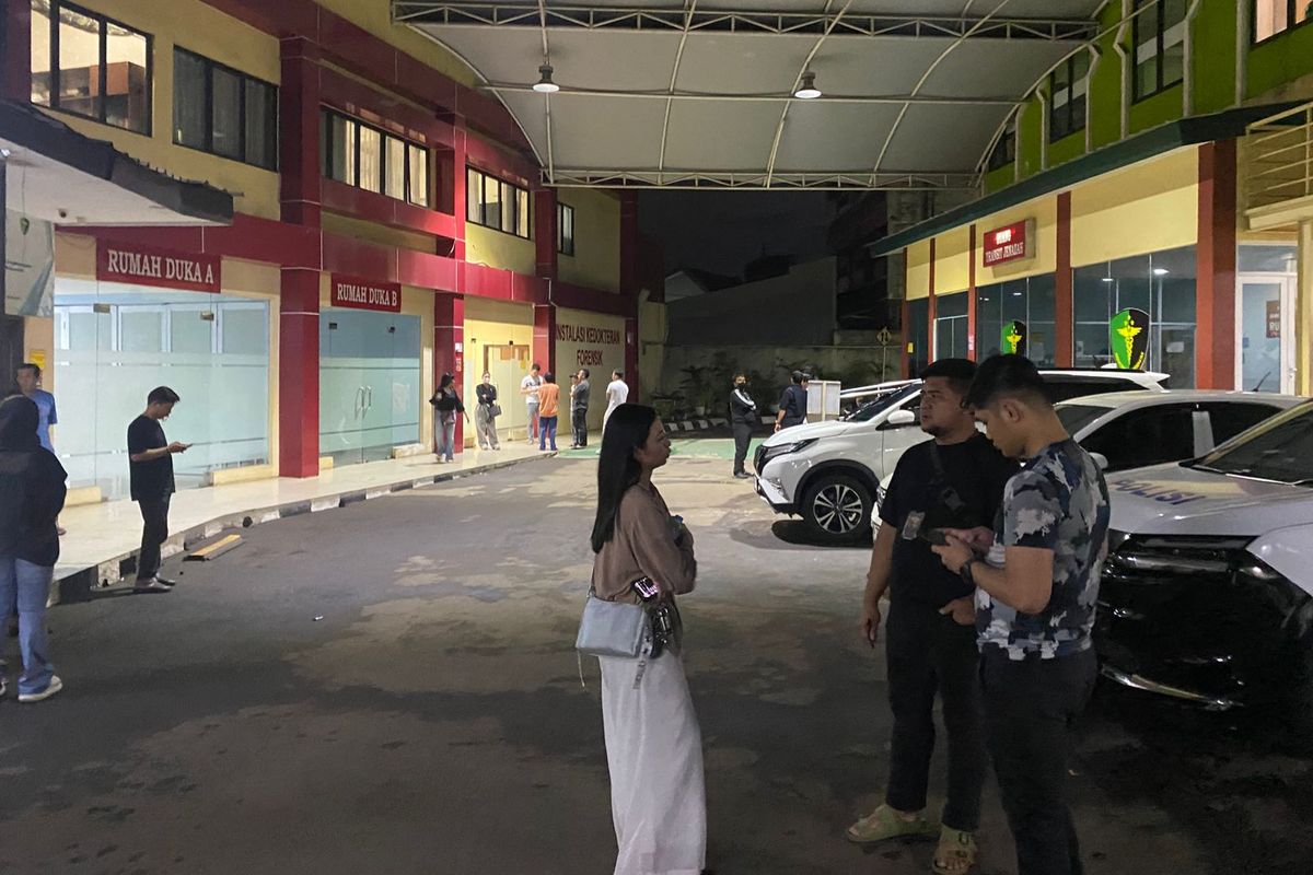 Jasad Alfin Maksalmina Windian (28), pria yang sebelumnya dilaporkan hilang, dibawa ke RS Polri, Rabu (26/3/2026). Jenazah Alfin ditemukan terkubur di Cikeas, Bogor, Jawa Barat.