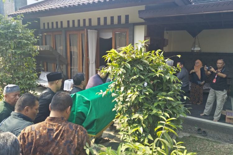 Jebazah mantan Wali Kota Cimahi Itoch Tochija aaat disemayamkan di rumah duka, Jalan Sari Asih IV, Sarijadi, Kota Bandung, Sabtu (14/9/2019).