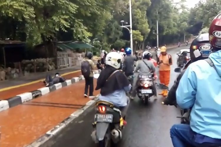 Gara-gara solar tumpah di jalan, sejumlah pengendara motor jatuh di Jalan Lenteng Agung Barat tepatnya di dekat Universitas Indonesia, Srengseng Sawah, Jagakarsa, Jakarta Selatan pada Rabu (13/1/2021) pagi.