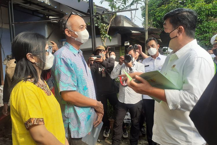 Menteri ATR/BPN Hadi Tjahjanto saat menyerahkan sertifikat tanah milik warga Desa Jatimelati, Kota Bekasi, Rabu (6/7/2022).