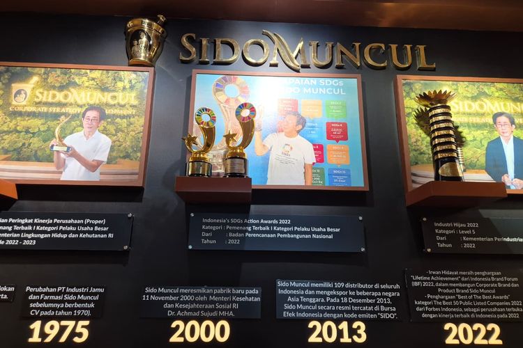 Deretan penghargaan Sido Muncul, termasuk Indonesia SDGs Action Awards 2025, dipajang di area kantor Sido Muncul di Cipete, Jakarta Selatan. 

