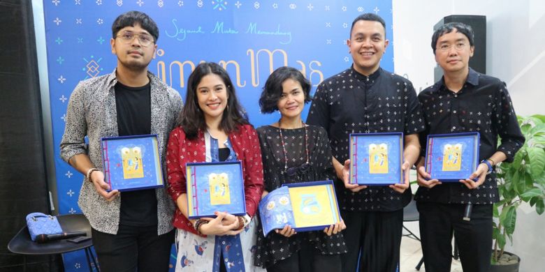 Dari kiri ke kanan: Petra Sihombing, Dian Sastrowardoyo, Chitra Subyakto, Tulus, dan Davy Linggar, dalam acara pembukaan pameran seni Timun Mas di mal Senayan City Jakarta (8/11).